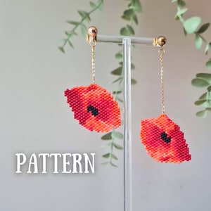 Pode incluir: Brincos pendentes com motivos de flores de papoila feitas de missangas em tons de vermelho, laranja e preto. Cada brinco pende de uma corrente e um pino dourados. A palavra PATTERN está impressa em branco no canto inferior esquerdo.