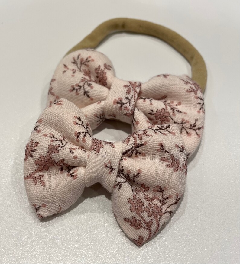 Nude foliage knot