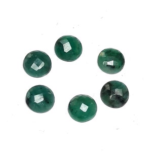 Könnte beinhalten: Sechs grüne Smaragd-Cabochons, jeder mit einer facettierten Oberfläche, in einem Kreis auf weißem Hintergrund angeordnet.