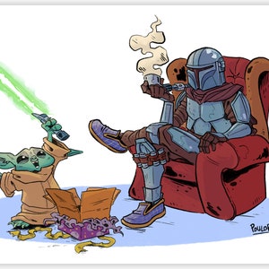 Peut inclure: Un personnage à la peau verte et aux grandes oreilles tenant un sabre laser, debout à côté d'un fauteuil rouge. Une figure en costume argenté et bleu est assise dans le fauteuil, tenant une tasse de café. Le personnage dans le fauteuil porte un casque avec une visière et une cape brune. Le personnage avec le sabre laser se tient à côté d'une boîte cadeau violette et jaune.