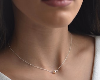 Colar gargantilha minimalista com pérola única em prata de lei.