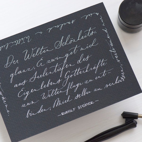 Handgeschriebene Spruchkarte, kalligraphierte Karte, Kalligrafie mit weißer Tusche auf schwarzem Papier - original