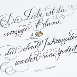 Handgeschriebene und handgemalte Spruch Karte, kalligraphiertes Kunstwerk mit Blumen Illustration