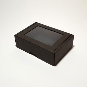 Zwarte kartonnen geschenkdoos met transparant venster en deksel - 12 x 9 x 4 cm | 4,7 x 3,55 x 1,6''