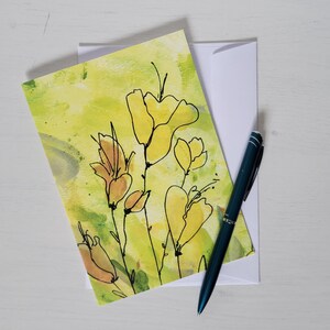 Reflexiones sobre el desierto 2 [Tarjeta individual]: Tarjeta de felicitación en blanco con diseño floral abstracto amarillo y sobre blanco. Tarjeta de notas con diseño floral
