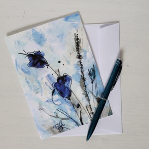 Reflexiones sobre el desierto n.° 12 [Tarjeta individual]: Tarjeta de felicitación en blanco con diseño floral abstracto azul y sobre blanco. Tarjeta de notas con diseño floral