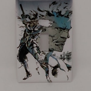 Może przedstawiać: Pokrywa włącznika światła z  stylizowaną ilustracją postaci z gry wideo. Postać ma na sobie niebieską chustę i trzyma miecz. Tło jest jasnoniebieskie i szare.