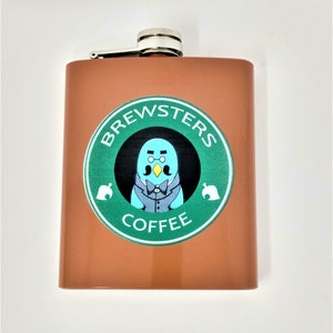 Puede incluir: Una petaca de acero inoxidable marrón con una pegatina verde y blanca que representa un pájaro de dibujos animados con gafas y pajarita. La pegatina dice "Brewsters Coffee".