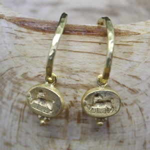 ハンドメイドのスターリングシルバー製ローマコインチャームフープイヤリング