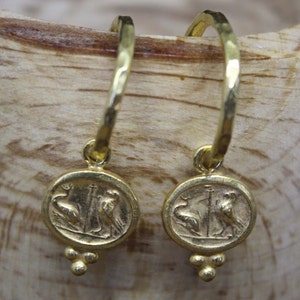 ハンドメイドのスターリングシルバー製ローマコインイヤリング：レプリカチャームフープ