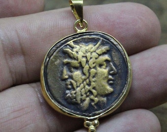 Colgante de plata de ley elaborado con la moneda del dios romano Jano