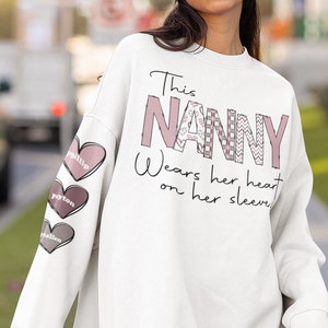 Esta niñera lleva su corazón en la manga, Día de San Valentín, Día de la madre, Corazones garabatos, Sublimación, Diseño Descarga digital, Camisa, PNG