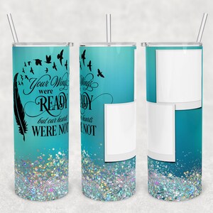 Puede incluir: Un vaso de color turquesa y blanco con purpurina en el fondo. El vaso tiene una silueta negra de pájaros y una pluma con el texto "Tus alas estaban listas pero nuestros corazones no lo estaban".