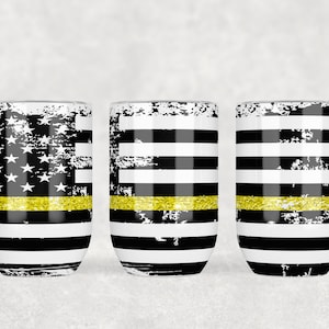 Może przedstawiać: Trzy kubki ze stali nierdzewnej z przetartym wzorem amerykańskiej flagi i cienkim żółtym paskiem. Kubki są popularnym wyborem, aby pokazać wsparcie dla organów ścigania.