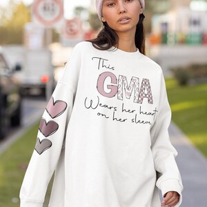 Ce Gma porte son cœur sur sa manche, Saint Valentin, Fête des Mères, coeurs de griffonnage, Sublimation, Design Téléchargement numérique, Chemise, PNG