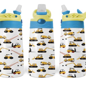 Peut inclure: Trois bouteilles d'eau à thème de construction jaunes et bleues avec un couvercle à paille. Les bouteilles ont un fond blanc avec un motif répétitif de véhicules de construction jaunes.