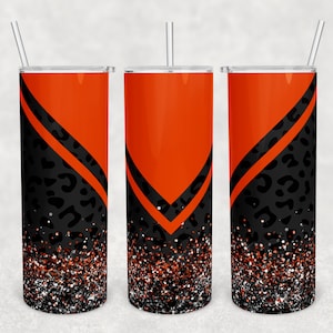 Puede incluir: Tres vasos de acero inoxidable naranja y negro con un diseño de estampado de leopardo y detalles de purpurina. Los vasos tienen tapas transparentes y pajitas.