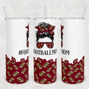 Könnte beinhalten: Ein weißer Becher mit einem roten und goldenen Fußballmuster. Der Becher zeigt eine Schwarzweißillustration einer Frau mit einem roten Bandana und Sonnenbrille. Der Text "#FOOTBALLMOM" ist auf dem Becher aufgedruckt.
