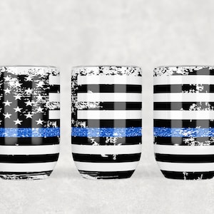 Może przedstawiać: Trzy kubki ze stali nierdzewnej z przetartym wzorem amerykańskiej flagi i niebieską linią reprezentującą cienką niebieską linię.