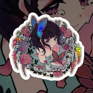 Puede incluir: Una pegatina con un personaje de anime colorido con el pelo largo morado, rodeado de flores y mariposas. El personaje sostiene una mariposa en su mano. La pegatina tiene un acabado holográfico.