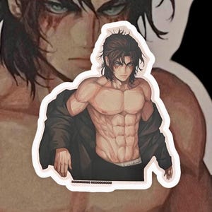 Op de afbeelding: Een sticker met een gespierd mannelijk figuur met bruin haar, dat een zwart jack en een zwarte broek draagt. Het figuur heeft een gedefinieerde borst en buikspieren en wordt afgebeeld met een serieuze uitdrukking.