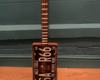 Guitarra de caja de puros/resonador de matrícula americana.