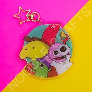 Photo de groupe d'amis souriants | Charm dessin animé natation adulte Fanart | Porte-clés double face pailleté Charlie Pim Allen Glep