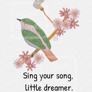 Puede incluir: Ilustración en acuarela de un pájaro verde y rosa posado en una rama con flores rosas. El texto dice: "Sing your song, little dreamer." La rama es de color marrón claro.