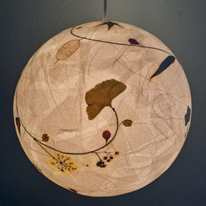 abat-jour rond en papier & plantes pressées, feuilles de ginkgo, suspension, plafonnier, lampe suspendue, lampe boule, matériaux naturels