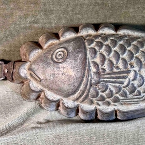Moule à poisson en étain vintage de 9 po., années 1920, moule en gélatine ou en gelée, forme de cuisine stylisée, décoration murale Cottagecore ou côtière