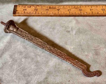 Antiker Gusseisen Wandhaken, verzierte viktorianische Einschraubaufhänger, antike Beschläge