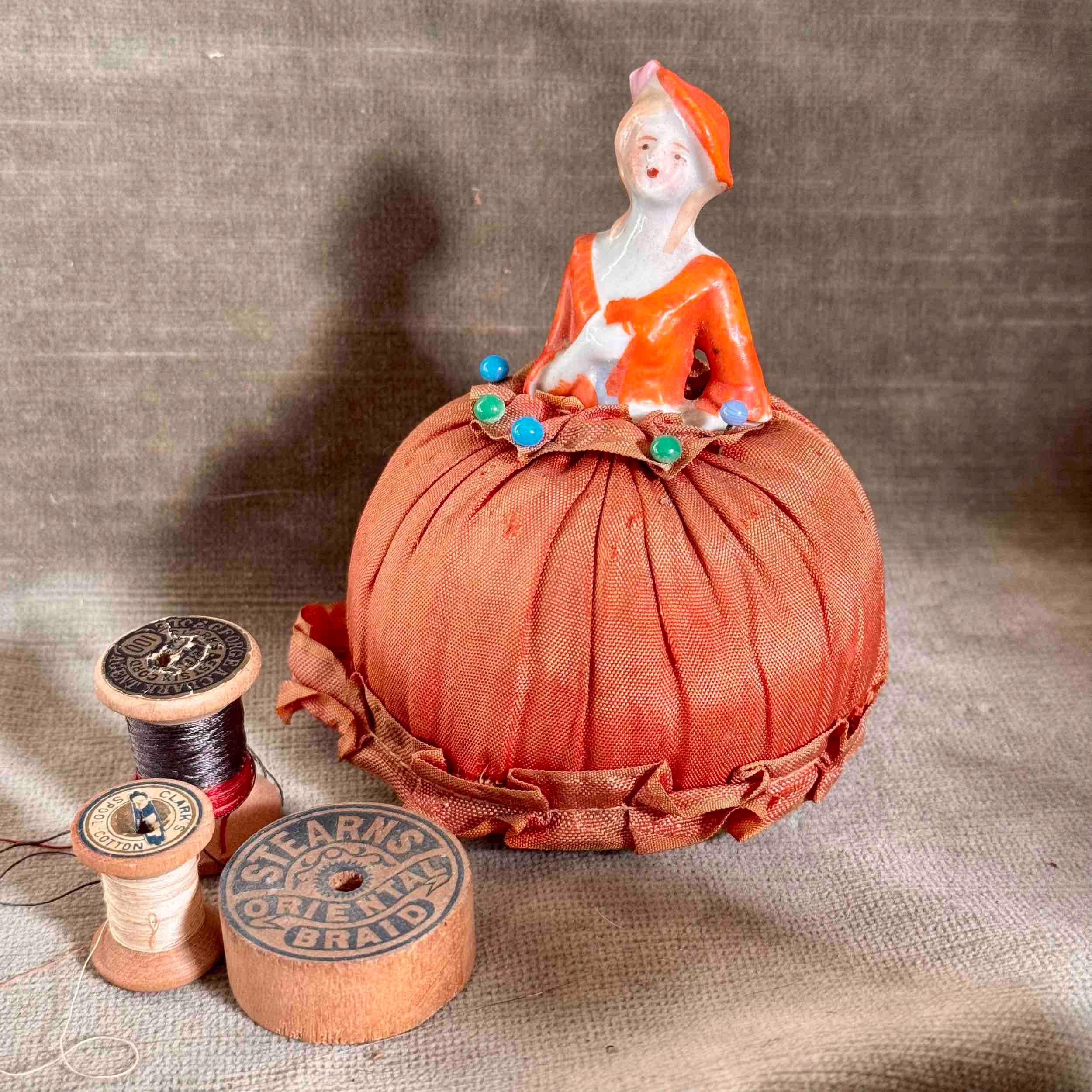アンティーク磁器製ハーフドール用ピンクッション – 20世紀初頭の裁縫