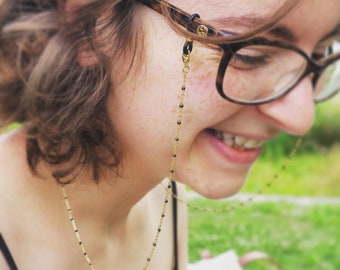 Chaine de Lunettes Dorée avec Perles Noires | Bijou Fait Main - Modèle Alhena par Atelier Kat H
