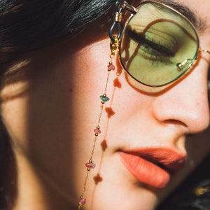 Chaine de Lunettes Bijou à maille dorée et pierres précieuses multicolores