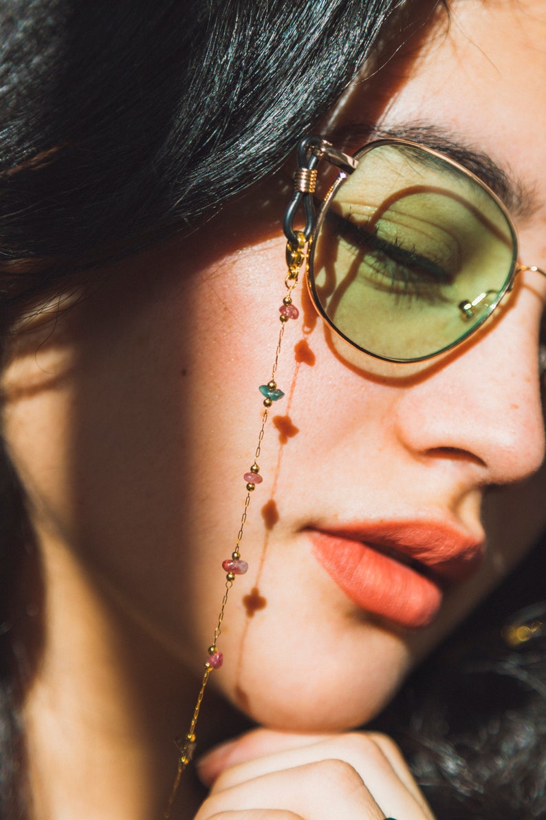 Chaine de Lunettes Bijou à maille dorée et pierres précieuses multicolores