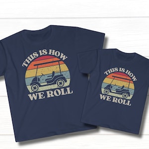お父さんと息子のゴルフカートシャツ、「これが私たちのやり方」お揃いのTシャツ、面白いゴルフをするお父さんと赤ちゃんのTシャツ、父と息子のお揃いのゴルフTシャツ