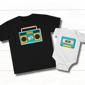 Outfit coordinati per papà e bambino, magliette con stereo e cassette, magliette coordinate padre-figlio, outfit padre-figlia, regalo per amanti della musica a tema anni '90