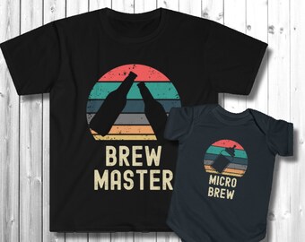 Könnte beinhalten: Ein schwarzes T-Shirt mit einem Retro-Sonnenuntergang-Motiv und dem Text "Brew Master". Ein schwarzer Baby-Strampler mit einem ähnlichen Motiv und dem Text "Micro Brew".