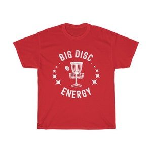 Puede incluir: Camiseta roja con un gr&aacute;fico blanco de una canasta de disco de golf y el texto "BIG DISC ENERGY".