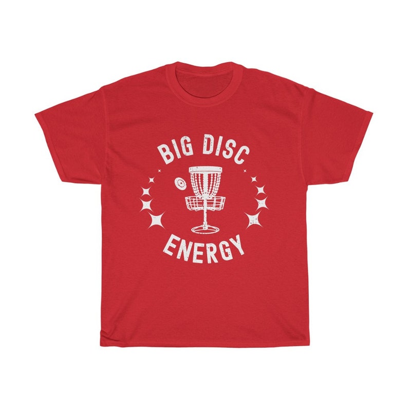 Puede incluir: Camiseta roja con un gr&aacute;fico blanco de una canasta de disco de golf y el texto "BIG DISC ENERGY".