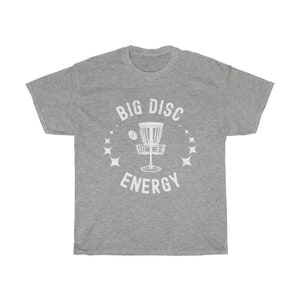 Puede incluir: Camiseta gris con un gr&aacute;fico blanco de una canasta de disc golf y el texto "BIG DISC ENERGY".
