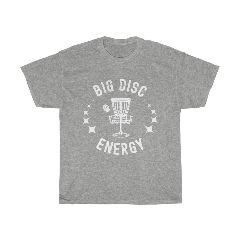 Puede incluir: Camiseta gris con un gr&aacute;fico blanco de una canasta de disc golf y el texto "BIG DISC ENERGY".