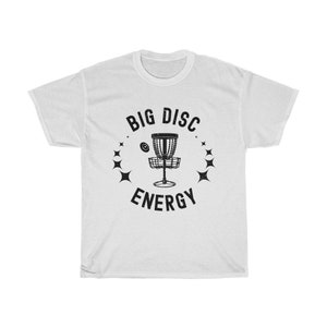 Puede incluir: Camiseta blanca con un gr&aacute;fico negro de una canasta de disco de golf y el texto "BIG DISC ENERGY".