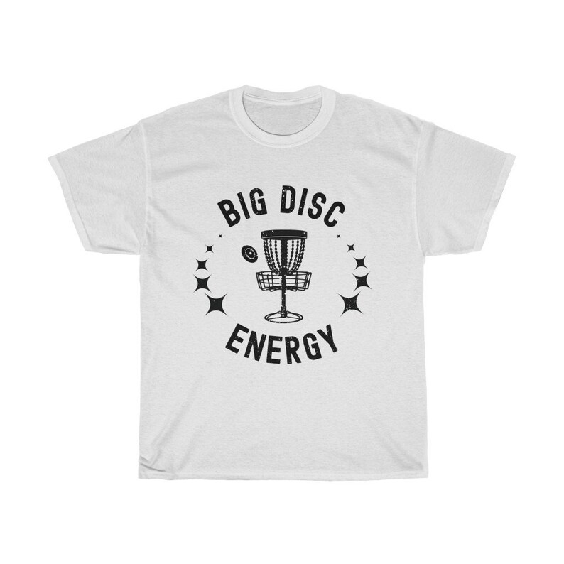 Puede incluir: Camiseta blanca con un gr&aacute;fico negro de una canasta de disco de golf y el texto "BIG DISC ENERGY".