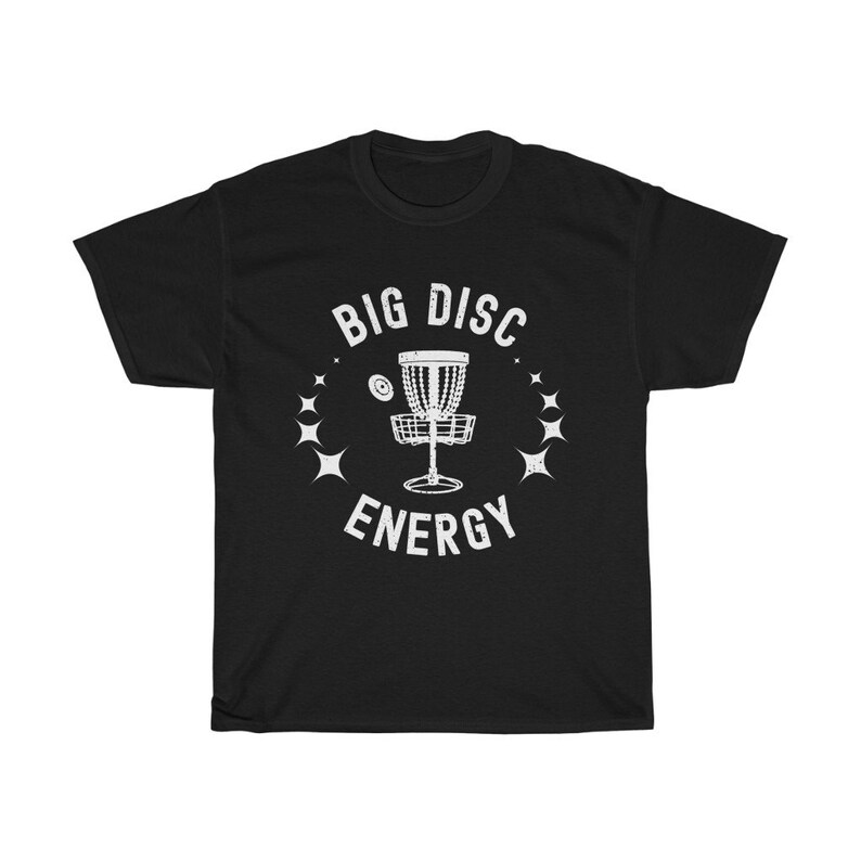 Puede incluir: Camiseta negra con un gr&aacute;fico blanco de una canasta de disc golf y el texto "BIG DISC ENERGY".