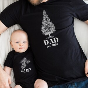 Papa und Baby Shirts, personalisierte passende Baum T-Shirts, Vater Sohn T-Shirts, Papa und ich Pine Tree Pinecone Outfit, süßes Geschenk für den neuen Vater