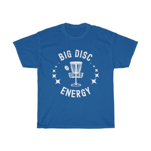 Puede incluir: Una camiseta azul real con un gr&aacute;fico blanco de una canasta de disc golf y el texto "BIG DISC ENERGY" en una fuente desgastada.