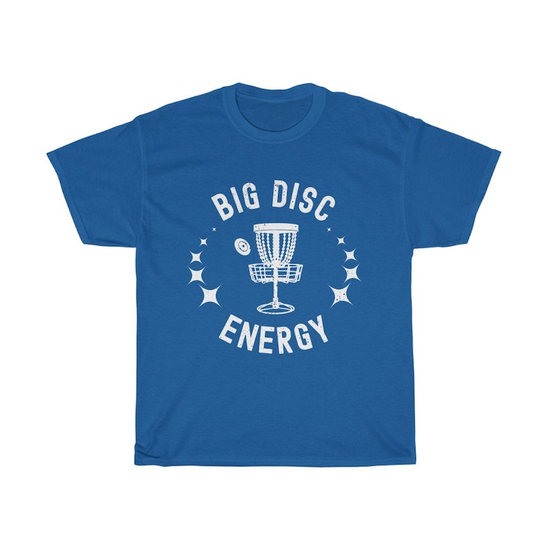 Puede incluir: Una camiseta azul real con un gr&aacute;fico blanco de una canasta de disc golf y el texto "BIG DISC ENERGY" en una fuente desgastada.