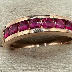 18kt rose gold ring with brilliant-cut rubies of 1.00 ct in total