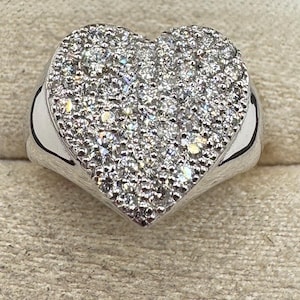 18kt yellow gold ring with approximately 1.50 ct total natural brilliant cut diamonds